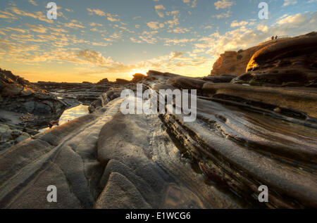 Tramonto sulla spiaggia rocciosa di Crystal Cove State Park, California. Foto Stock