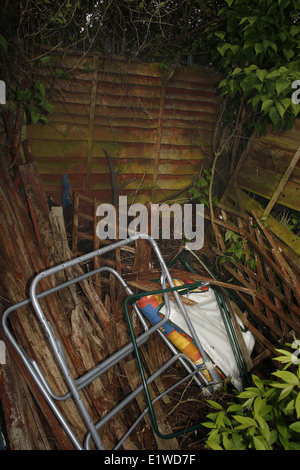 Immagine del giardino sovradimensionate e fatiscente capannone Foto Stock