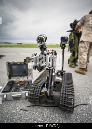 L'eliminazione della bomba telecomando robot utilizzato dal corpo della marina degli Stati Uniti, Marine Corps Air Station Futenma MCAS Okinawa Foto Stock