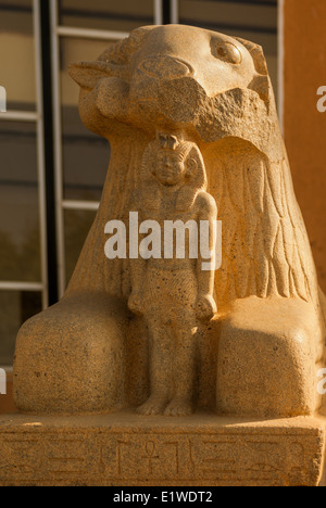 Statua di Amon in forma di ram proteggere re Taharqa da Kawa il tempio e il Museo Nazionale del Sudan, Khartoum Foto Stock