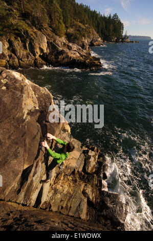 Arrampicata su roccia sopra l'oceano al Lighthouse Park. West Vancouver, British Columbia, Canada Foto Stock