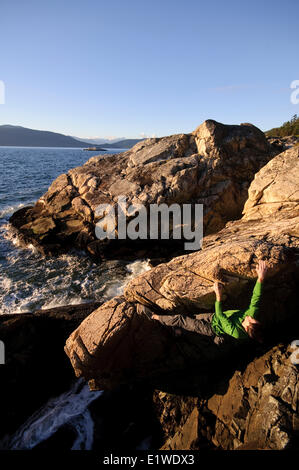 Arrampicata su roccia sopra l'oceano al Lighthouse Park. West Vancouver, British Columbia, Canada Foto Stock