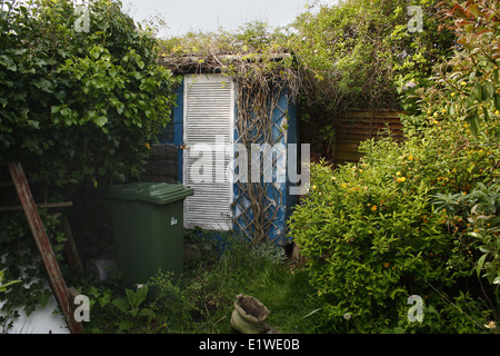 Immagine del giardino sovradimensionate e fatiscente capannone Foto Stock