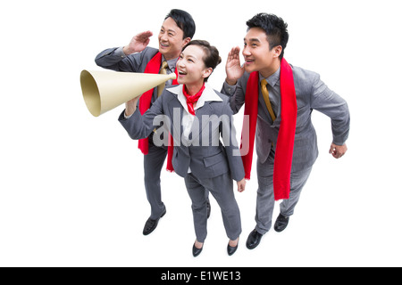 Happy business colleghi con un megafono Foto Stock