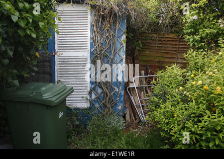 Immagine del giardino sovradimensionate e fatiscente capannone Foto Stock