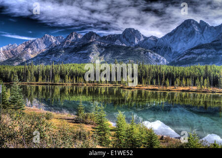 Le aspre montagne di Kananaskis e superiore di Kananaskis Lago come si vede dalla Smith Dorian autostrada Foto Stock