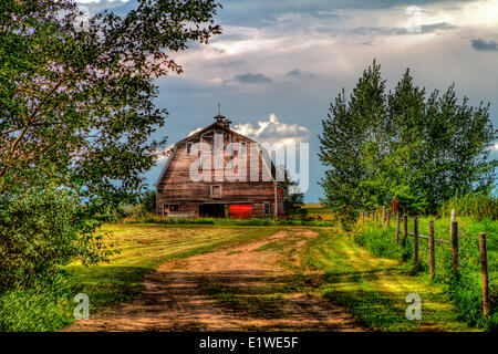 Il vecchio fienile e la strada che conduce fino tp. Atton's Lake, Saskatchewan, Canada. HDR Foto Stock