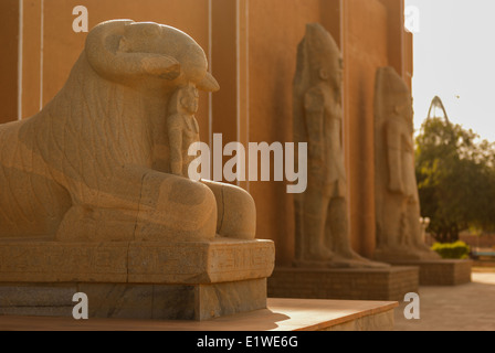 Statua di Amon in forma di ram proteggere re Taharqa e 2 colossi da Kawa il tempio e il Museo Nazionale del Sudan, Khartoum, Sudan Foto Stock