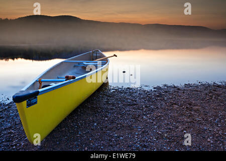 Canoa sulla riva del Lac Monroe durante il tramonto a Mont Tremblant National Park, Laurentides, Quebec, Canada. Foto Stock