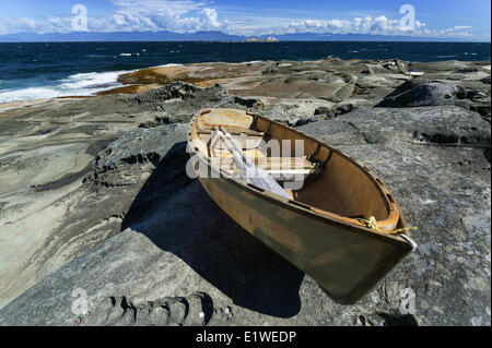 Un abbandonato dory viene a poggiare sulla roccia arenaria formazioni sulla punta settentrionale Gabriola Island. Isola Garbriola Golfo Foto Stock