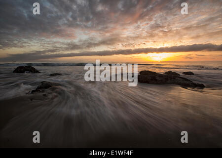 Tramonto sull'Oceano Pacifico, il Crystal Cove parco statale, Califonria. Foto Stock