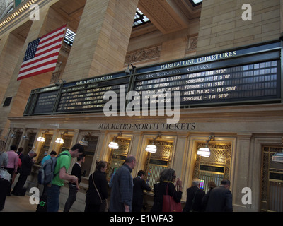 Pendolari in coda per acquistare i biglietti Metro-North presso la Grand Central Station, New York, Stati Uniti d'America, 30 maggio 2014, © Katharine Andriotis Foto Stock