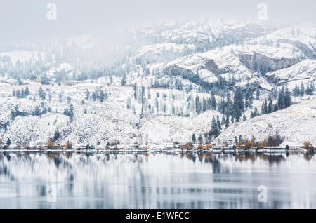 Lago Skaha inverno riflessione in Penticton, sud Okanagan Valley della British Columbia, Canada. Foto Stock