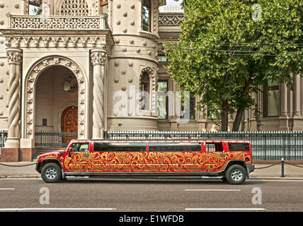 Stirata HUMMER limousine per le strade di Mosca Foto Stock