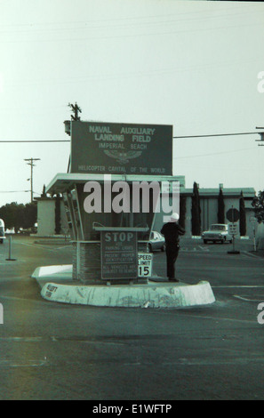 Una foto della Naval Air Station Imperial Beach, situata in California. Questa struttura ha svolto un ruolo importante nella storia dell'aviazione navale, supportando varie operazioni militari e addestrando gli aeromobili. Foto Stock