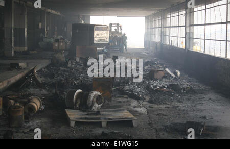 Di Karachi, Pakistan. Decimo Giugno, 2014. Vista di devastato terminale cargo bruciato in esplosione suicida durante l'attacco da parte di terroristi dei talebani a Karachi aeroporto, Martedì, 10 giugno 2014. Almeno 29 persone di cui 10 sospetti terroristi sono stati uccisi quando i militanti assalto un aeroporto nel sud del Pakistan Karachi, hanno detto i funzionari. L'attacco ha avuto luogo presso un terminale non è generalmente utilizzato per scopi civili voli commerciali ma per speciali voli VIP. Credito: S.Imran Ali PPI/images/Alamy Live News Foto Stock