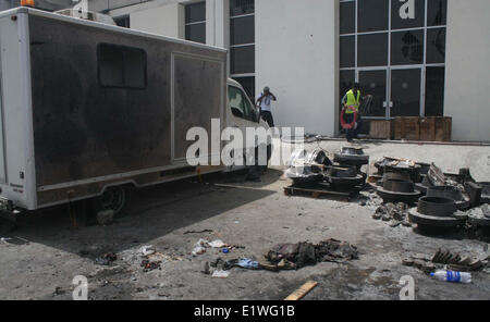 Di Karachi, Pakistan. Decimo Giugno, 2014. Vista di devastato terminale cargo bruciato in esplosione suicida durante l'attacco da parte di terroristi dei talebani a Karachi aeroporto, Martedì, 10 giugno 2014. Almeno 29 persone di cui 10 sospetti terroristi sono stati uccisi quando i militanti assalto un aeroporto nel sud del Pakistan Karachi, hanno detto i funzionari. L'attacco ha avuto luogo presso un terminale non è generalmente utilizzato per scopi civili voli commerciali ma per speciali voli VIP. Credito: S.Imran Ali PPI/images/Alamy Live News Foto Stock