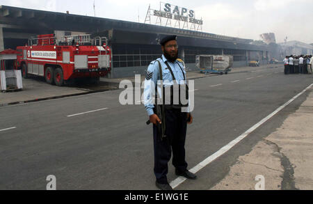 Di Karachi, Pakistan. Decimo Giugno, 2014. Vista di devastato terminale cargo bruciato in esplosione suicida durante l'attacco da parte di terroristi dei talebani a Karachi aeroporto, Martedì, 10 giugno 2014. Almeno 29 persone di cui 10 sospetti terroristi sono stati uccisi quando i militanti assalto un aeroporto nel sud del Pakistan Karachi, hanno detto i funzionari. L'attacco ha avuto luogo presso un terminale non è generalmente utilizzato per scopi civili voli commerciali ma per speciali voli VIP. Foto Stock