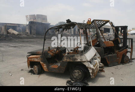 Di Karachi, Pakistan. Decimo Giugno, 2014. Vista di devastato terminale cargo bruciato in esplosione suicida durante l'attacco da parte di terroristi dei talebani a Karachi aeroporto, Martedì, 10 giugno 2014. Almeno 29 persone di cui 10 sospetti terroristi sono stati uccisi quando i militanti assalto un aeroporto nel sud del Pakistan Karachi, hanno detto i funzionari. L'attacco ha avuto luogo presso un terminale non è generalmente utilizzato per scopi civili voli commerciali ma per speciali voli VIP. Credito: S.Imran Ali PPI/images/Alamy Live News Foto Stock