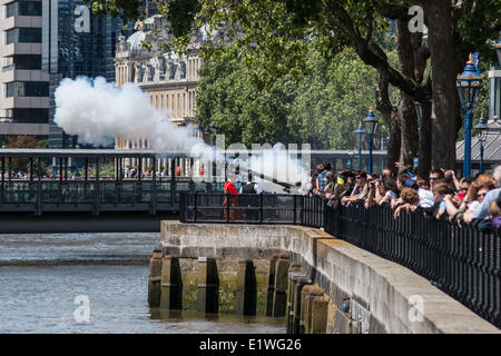 Londra, Regno Unito. Il 10 giugno 2014. Una 62-Gun salute viene incendiata in corrispondenza della Torre di Londra per contrassegnare HRH Il Duca di Edimburgo di 93credito compleanno: Steve brillante/Alamy Live News Foto Stock