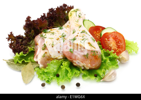 Materie le cosce di pollo con verdure su sfondo bianco Foto Stock