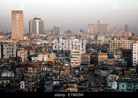 Skyline di Avana con vecchi edifici e grattacieli Foto Stock