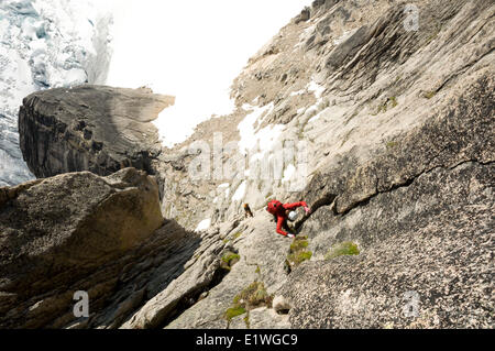 Due alpinisti ascesa Surf's Up, rock-climbing percorso sulla guglia Snowpatch, Bugaboos, British Columbia Foto Stock