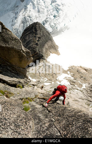Due alpinisti ascesa Surf's Up, rock-climbing percorso sulla guglia Snowpatch, Bugaboos, British Columbia Foto Stock