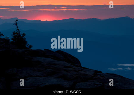 Si illumina al tramonto su southern Selkirk Mountains lungo l'Idaho/Confine di Washington Foto Stock