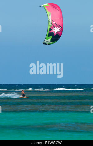 Kiteboarding su un relativamente calma giorno, Las Terrenas, Repubblica Dominicana Foto Stock