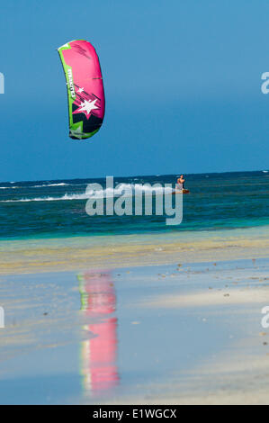 Kiteboarding su un relativamente calma giorno, Las Terrenas, Repubblica Dominicana Foto Stock