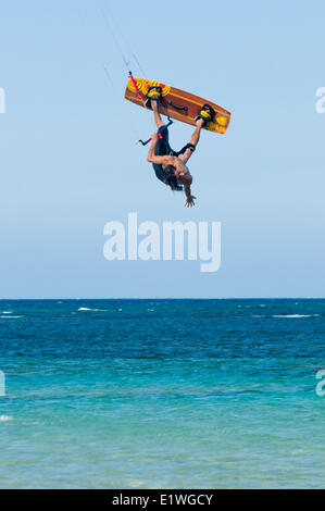 Un kiteboarder è invertito su un relativamente calma giorno, Las Terrenas, Repubblica Dominicana Foto Stock