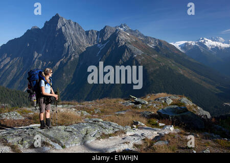 Backpacker eremita a monte del bacino MacDonald valanga di montaggio di montagna Sir Donald Cima Eagle Mount Fox Mount Selwyn Mount Dawson Foto Stock