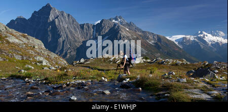 Backpacker eremita a monte del bacino MacDonald valanga di montaggio di montagna Sir Donald Cima Eagle Mount Fox Mount Selwyn Mount Dawson Foto Stock