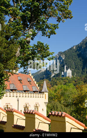 Il Castello di Hohenschwangau o Schloss Hohenschwangau di un palazzo del XIX secolo nella Baviera meridionale della Germania. Il Castello di Neuschwanstein è Foto Stock