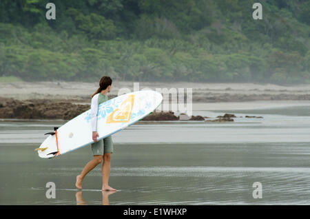 Surfisti a Playa Santa Teresa, Puntarenas Provincia, Costa Rica. Foto Stock