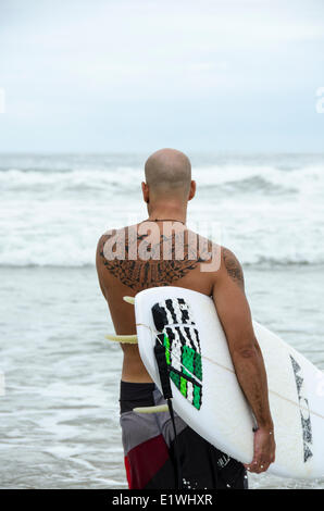 Surfisti a Playa Santa Teresa, Puntarenas Provincia, Costa Rica. Foto Stock