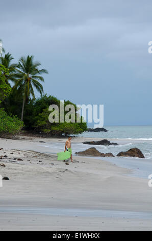 Boogie boarder a Montezuma Beach, nella provincia di Puntarenas, Costa Rica Foto Stock