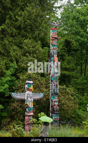 Prima unite totem poles a Stanley Park, Vancouver, British Columbia, Canada Foto Stock