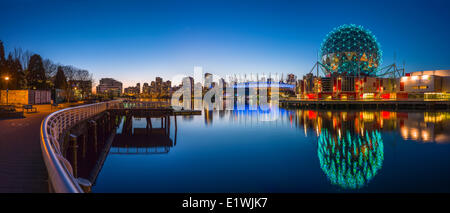 Il mondo della scienza e B.C. Place Stadium, Vancouver, B.C. In Canada. Foto Stock