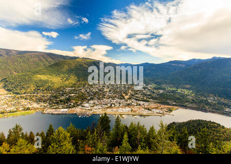 Vista di Nelson, British Columbia dal pulpito Rock Trail. Foto Stock