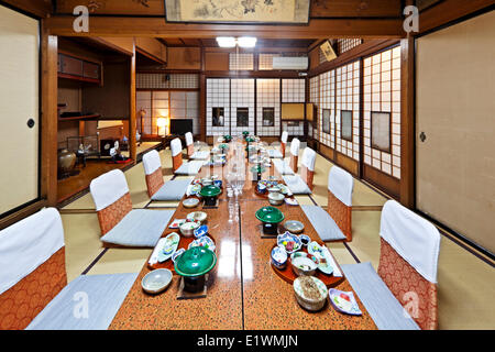 In stile Giapponese tradizionale sala da pranzo per gli ospiti che soggiornano presso Sumiyoshi Ryokan a Takayama in Giappone. Un ryokan è un tipo tradizionale Foto Stock