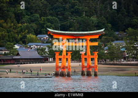 Vermillion gate, o torii, segnando l'entrata al santuario di Itsukushima sull'isola di Miyajima, trova un ora di guida da Hi Foto Stock