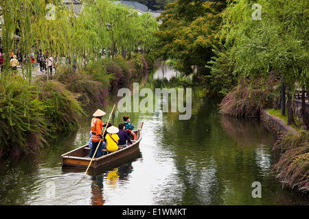 In Bikan Storico Quartiere Kurashiki sono numerosi canali che erano originariamente costruito per consentire alle barche chiatte per caricare fino a Foto Stock