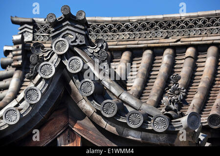 Dettagli architettonici di un tetto curvo gronda Tempio Sanjusangendo a Kyoto in Giappone. Il tetto è fatto di piastrelle di ceramica il design sul Foto Stock