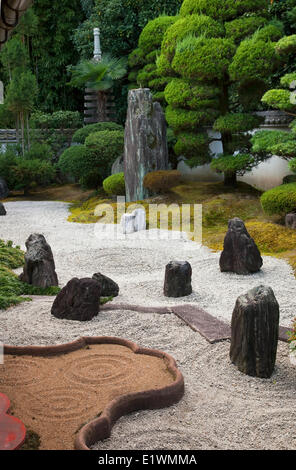 In pietra a secco del giardino Zen adiacente allo studio presso Reiun-in, una sub-tempio di Tofuku-ji il complesso in Kyoto, Giappone. Foto Stock