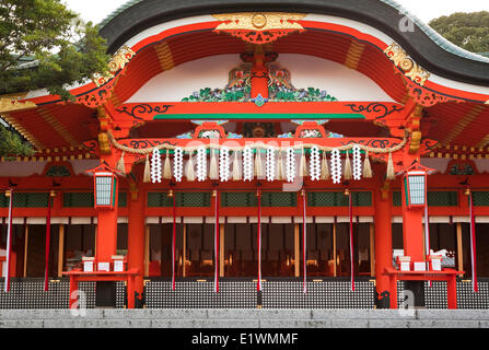 La sala interna del culto (nai-haiden) A Fushimi Inari Santuario nel sud di Kyoto, Giappone. Foto Stock