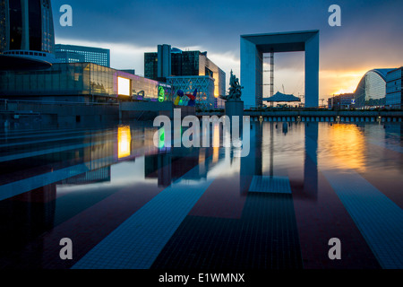 La Grande Arche de la Defense e gli edifici moderni del quartiere della Défense, Parigi Francia Foto Stock