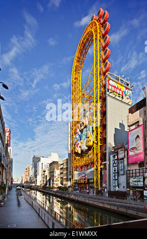 Lungo il famoso Canal Dotombori di Osaka in Giappone sono numerosi ristoranti, caffè, nonché a 4 piani di sconto department store Foto Stock