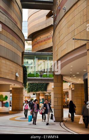 Replica del Grand Canyon che corre attraverso il centro di Namba Parks shopping mall di Osaka in Giappone Foto Stock